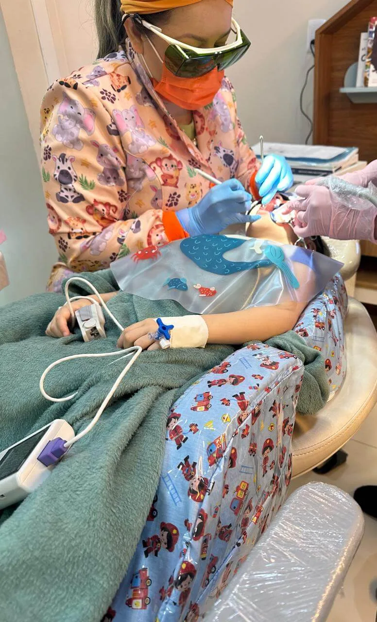 Criança sedada durante o atendimento