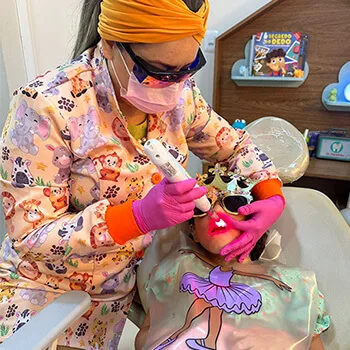 Atendimento com laser em paciente infantil