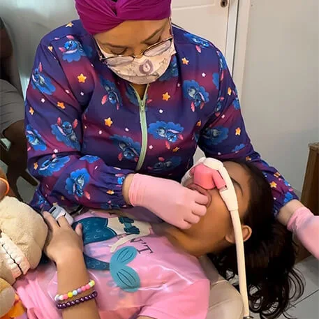 Criança recebendo sedação com óxido nitroso durante o atendimento