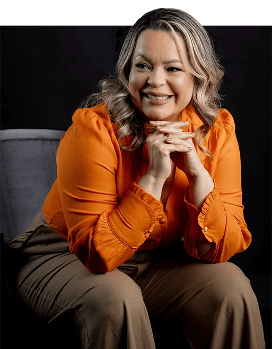 Retrato da Dra. Kellen Sanches sentada, sorrindo